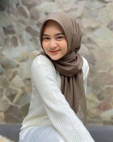 Wanita Cantik Berhijab Wallpaper Platform Digital untuk pencari video seru lalu menindih pembeli skin paling mahal Berkualitas image 2
