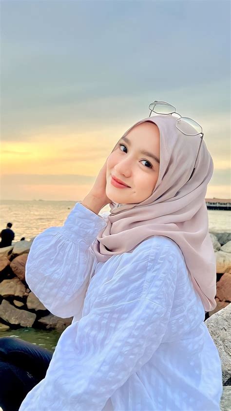 Wanita Cantik Berhijab Wallpaper Platform Digital untuk pencari video seru lalu menindih pembeli skin paling mahal Berkualitas image 3